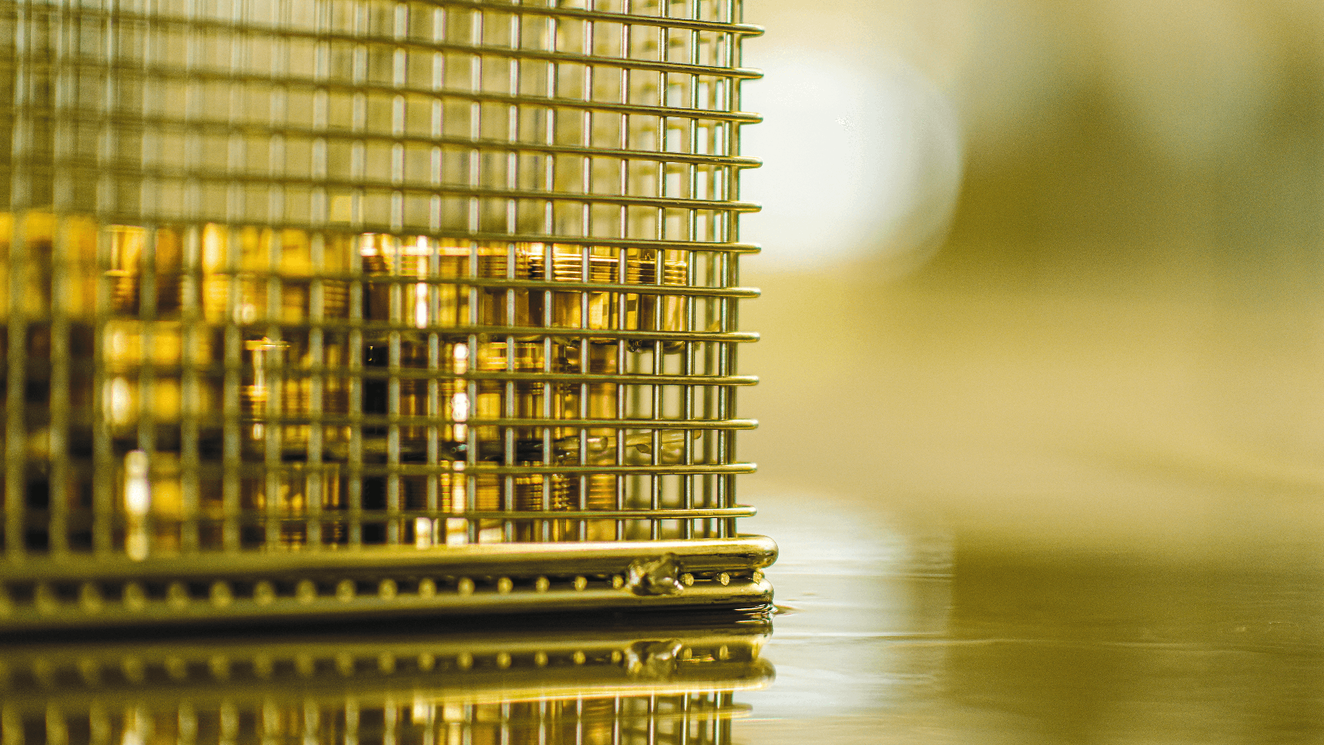 Metallkorb mit hochpräzisen Drehteilen in der Produktion