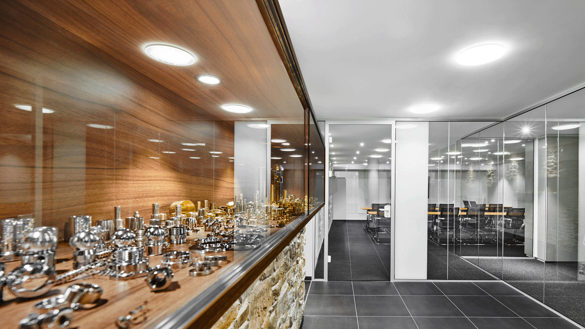 Ausstellungsvitrinen auf dem Weg zu den Seminarräumen bei Grohe Technology