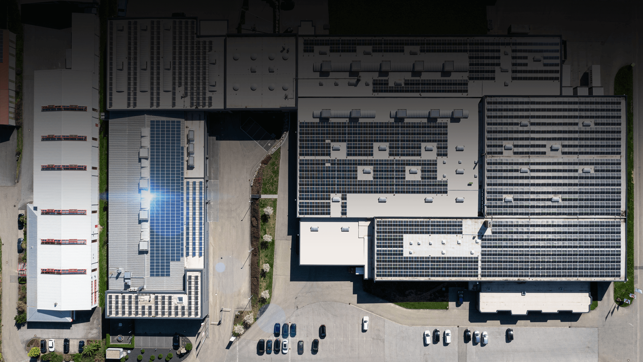 Luftaufnahme der grossen Photovoltaik-Anlage auf den Dächern der Grohe Technology Gebäude
